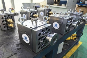 Polymer melt gear pump