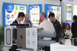 Polymer melt filter screen changer for plastic extruders