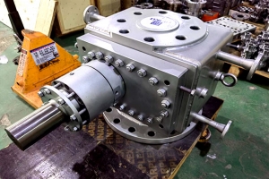 How is the working pressure of a reactor melt-pump adjusted?